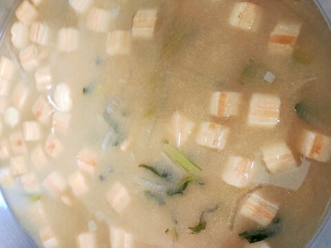 小松菜と麩と油揚げの味噌汁